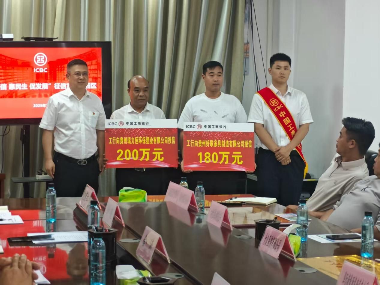 授牌儀式現(xiàn)場。