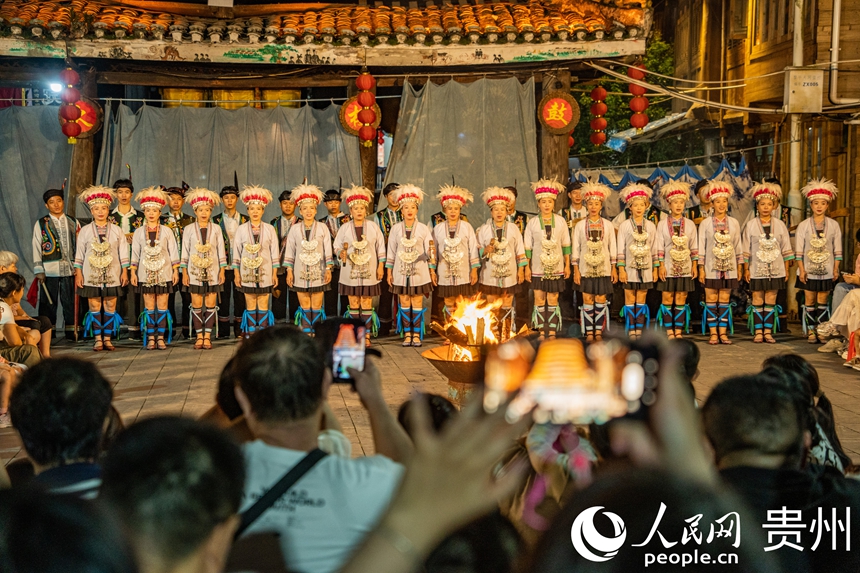 鼓樓前的侗寨民俗表演。人民網 陽茜攝