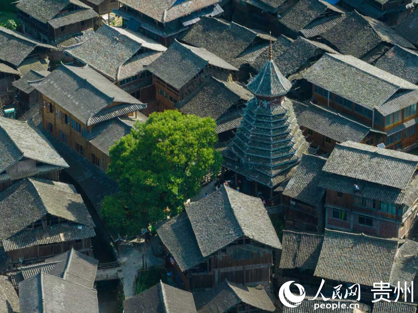 侗寨內(nèi),鼓樓矗立在村居中心。人民網(wǎng) 陽茜攝