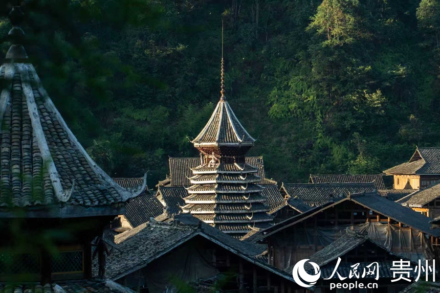 夕陽灑在黃崗侗寨的鼓樓上。人民網 陽茜攝