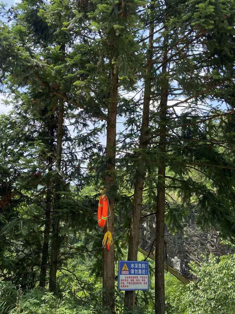 放置警示牌和救援物資。