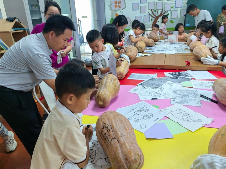 暑期公益課堂瓜燈雕刻課。陳熙 攝.jpg