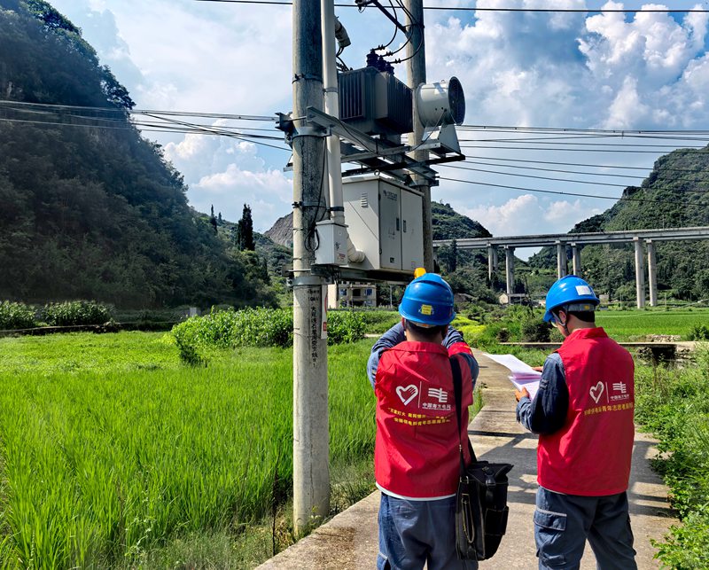 高溫下安順市郊供電局青年突擊隊開展測溫巡視工作。
