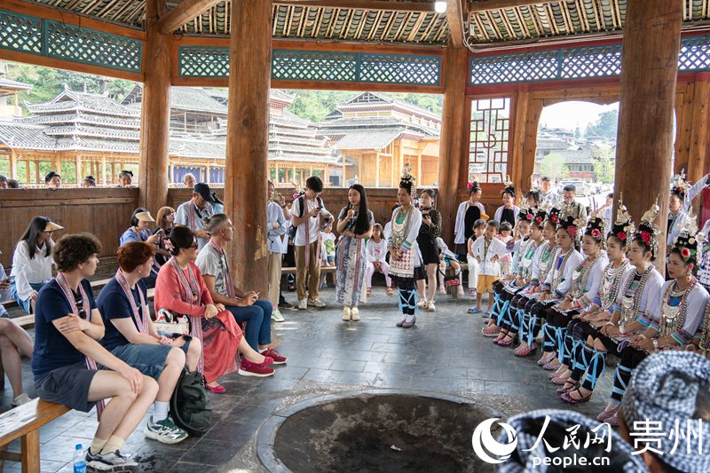 歐洲音樂(lè)人走進(jìn)小黃侗寨采風(fēng)。人民網(wǎng) 陽(yáng)茜攝