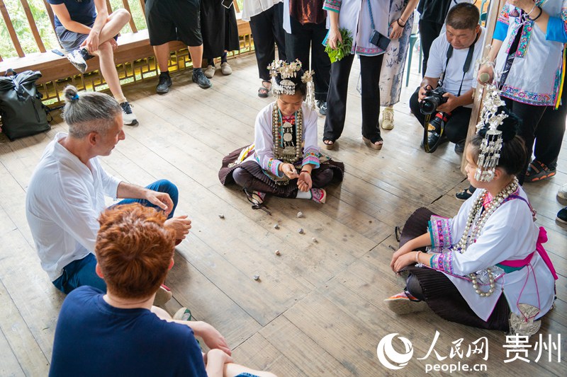 歐洲音樂(lè)人與“貴州云上侗寨小歌隊(duì)”的孩子們互動(dòng)。人民網(wǎng) 陽(yáng)茜攝