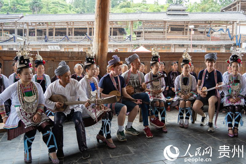 歐洲音樂(lè)人在小黃侗寨跟唱侗歌。人民網(wǎng) 陽(yáng)茜攝