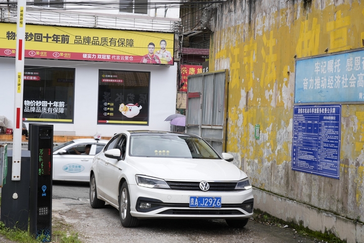 車輛進入新華路老防疫站臨時停車場。李錦明 攝.jpg