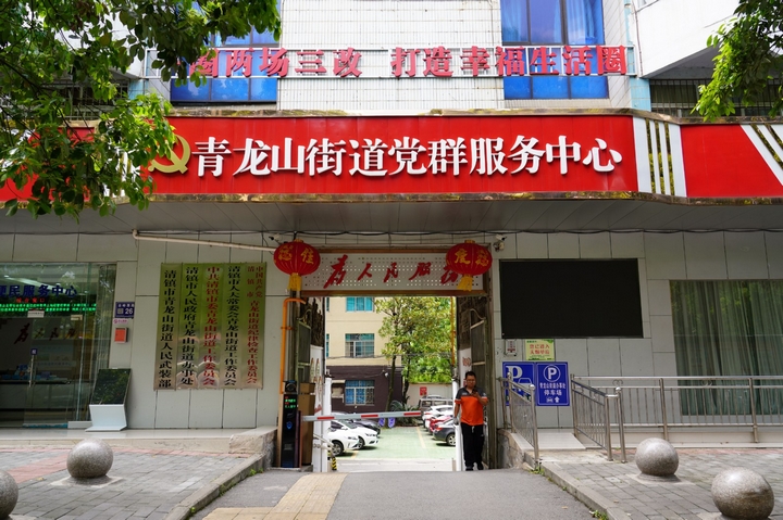 節(jié)假日免費對外停車的單位停車場之一。陸勁松 攝.jpg