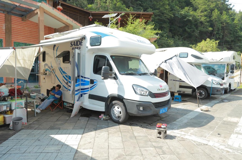 游客停靠于度假區(qū)內(nèi)的房車。