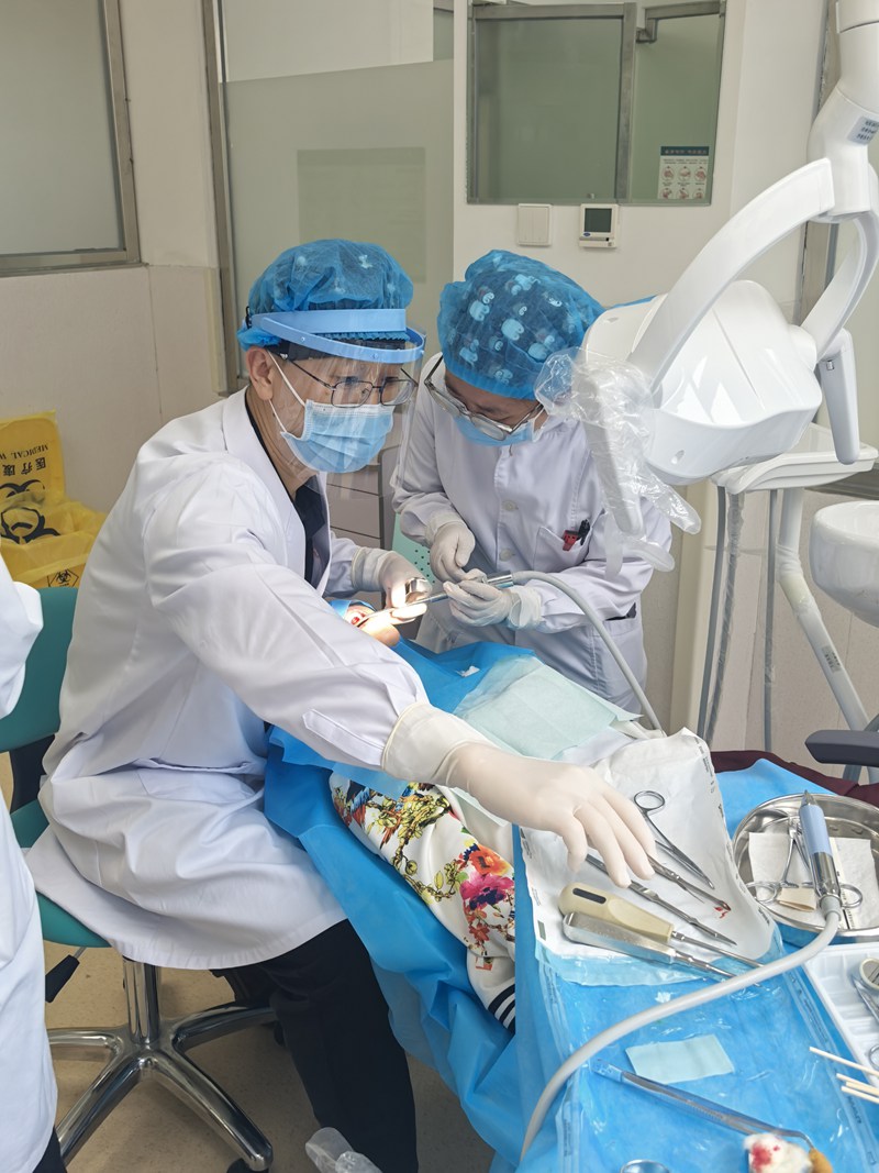 術(shù)中:精準(zhǔn)定位后利用超聲骨刀微創(chuàng)拔除。