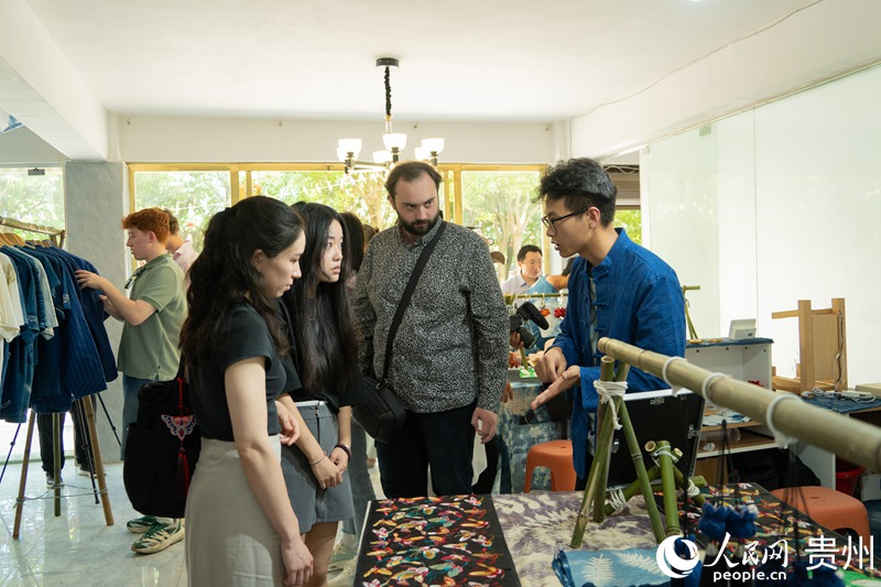 歐洲音樂人在“藍白小寨”挑選非遺文創。人民網 陽茜攝