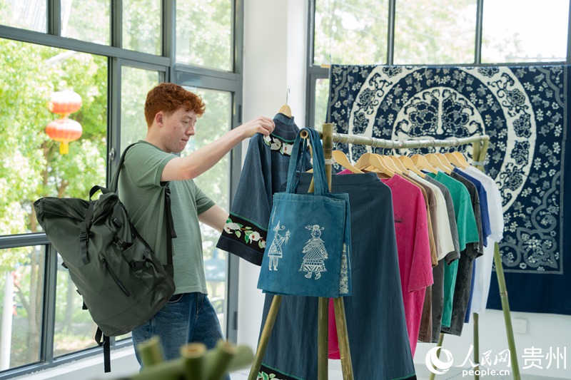 歐洲音樂人在“藍白小寨”挑選非遺文創。人民網 陽茜攝