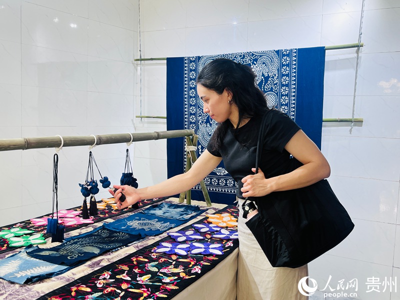 歐洲音樂人在“藍白小寨”挑選非遺文創。人民網 陳潔泉攝