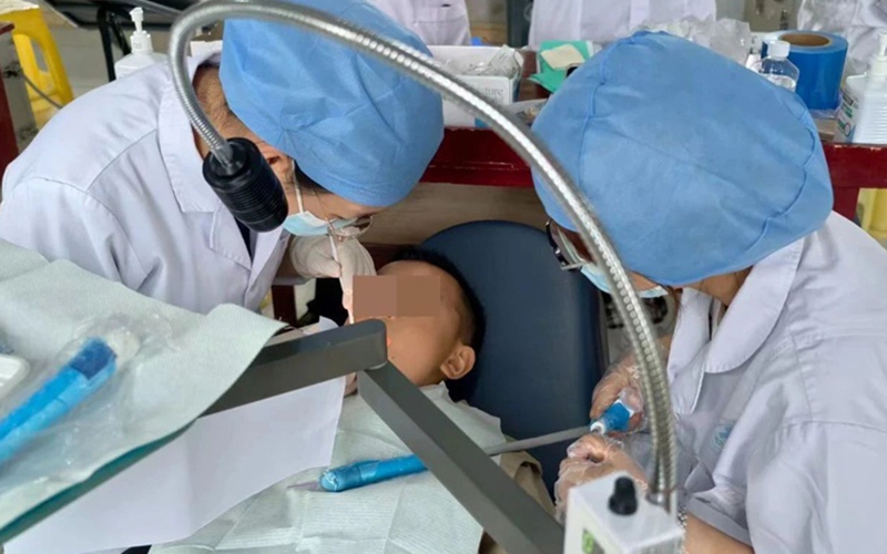 為孩子進行窩溝封閉。