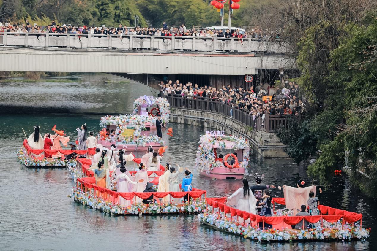 花溪公園水上巡游演藝。貴陽花溪旅游文化開發有限公司供圖