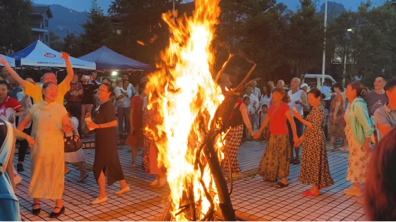 篝火晚會。