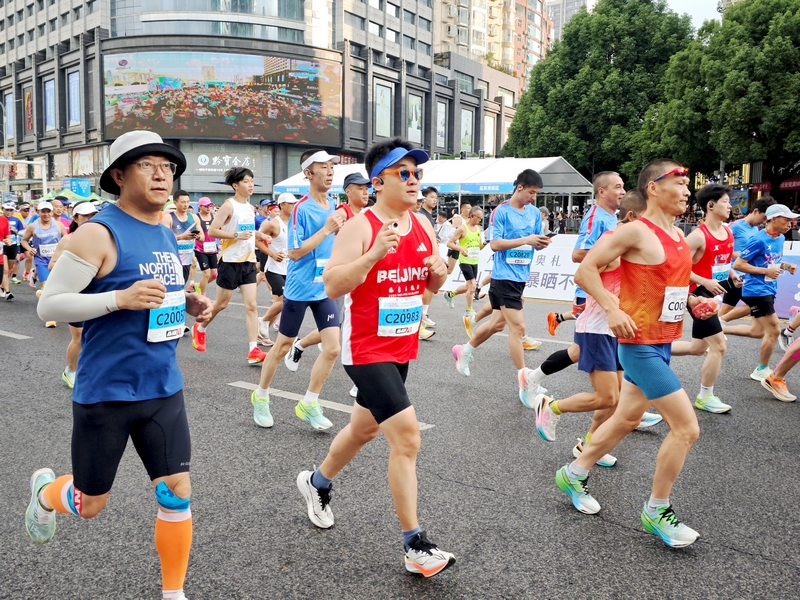 參賽選手滿懷激情向終點進發。羅飛燕攝