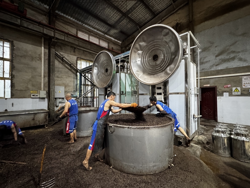 工人用新的熱泵設(shè)備釀酒。