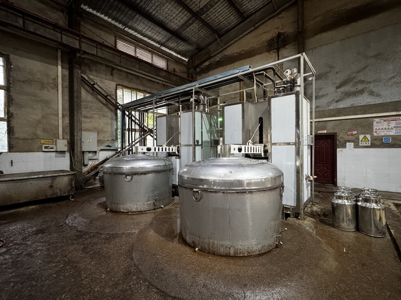 熱泵設(shè)備鏈接的取酒甑正在烤酒。