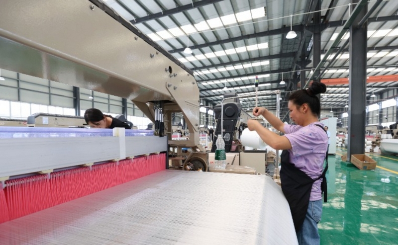 畢節(jié)紡織“研產(chǎn)銷一體化”項目一期建成投產(chǎn)。