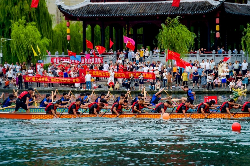 比賽現場,啦啦隊正在為隊員們吶喊加油。