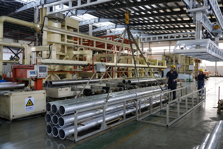 貴陽龍墅輕合金科技有限公司生產車間內工人正在作業。陸勁松 攝.JPG