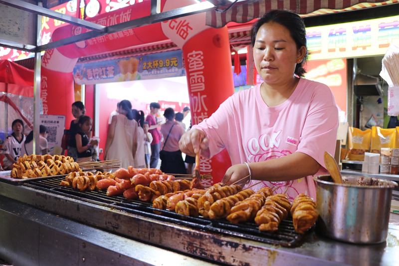 畢節(jié)人民公園美食街。