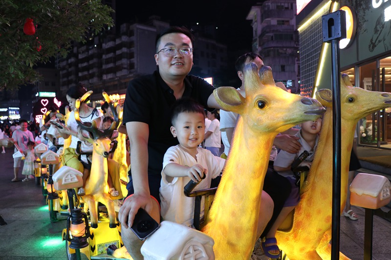 市民帶著小孩體驗游樂項目。