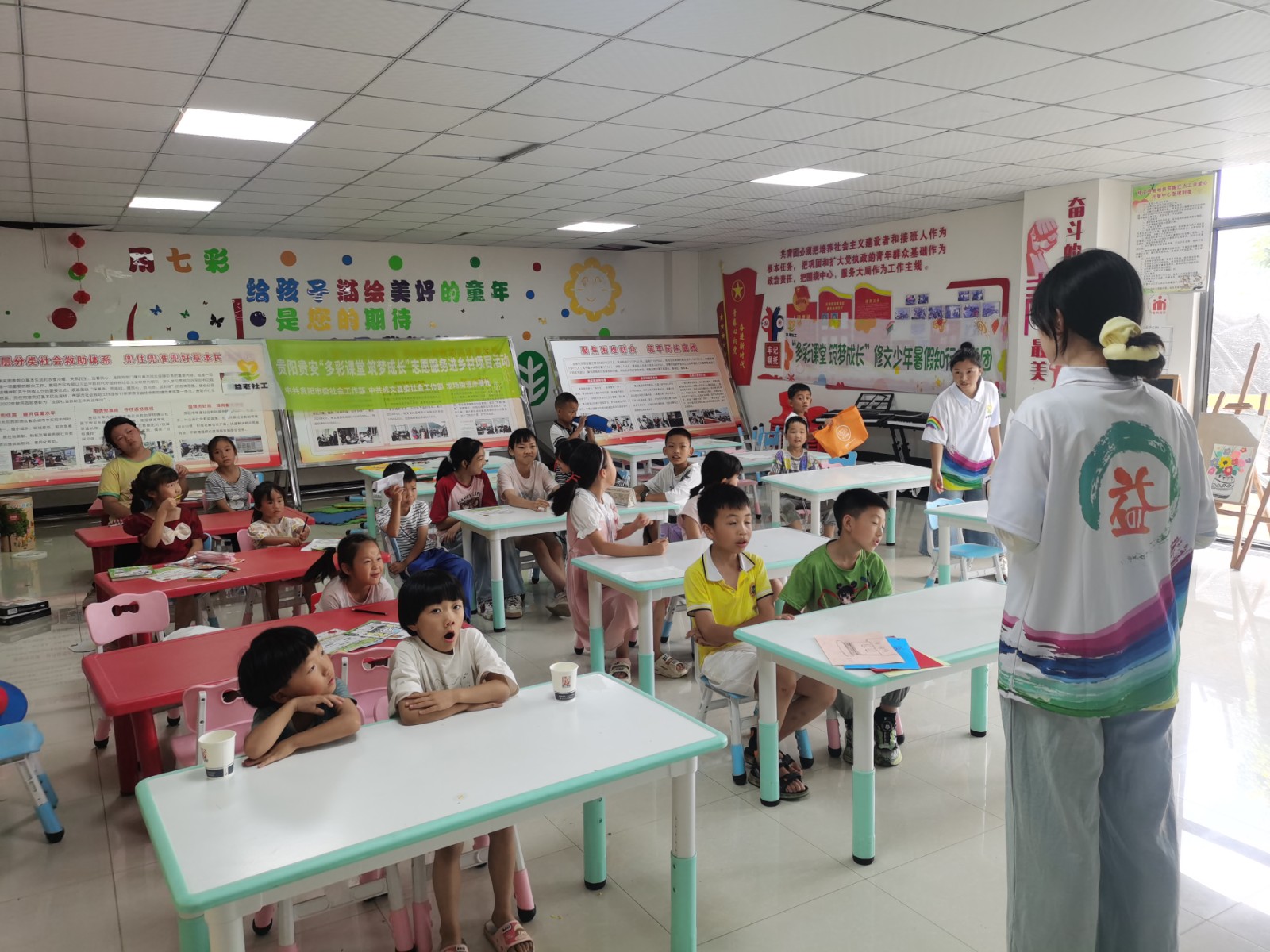 孩子們認真聽講。