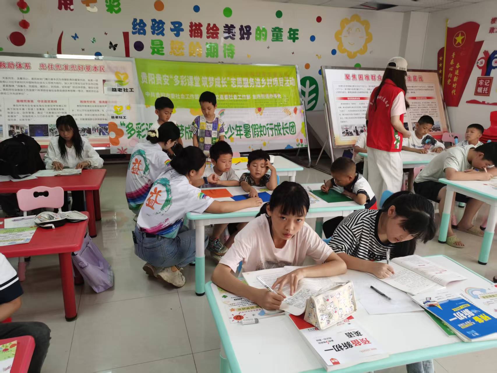 孩子們小組互動。