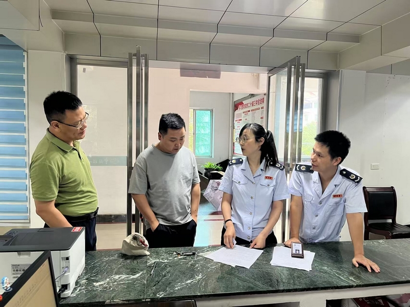 岑鞏縣稅務局業務骨干深入企業開展實地核查，與企業法人、財務負責人深入交流。