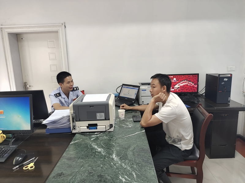 岑鞏縣稅務(wù)局稅干向企業(yè)講解規(guī)范票據(jù)管理和規(guī)范經(jīng)營(yíng)事宜。