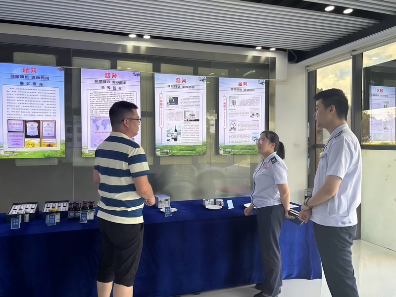 “藍莓稅管家”團隊到貴州藍瑞農業科技有限公司開展輔導。文茂菊攝