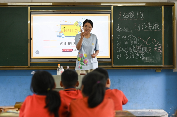 貴州松桃：暑期志愿服務為鄉村孩子編織“七彩假期”。