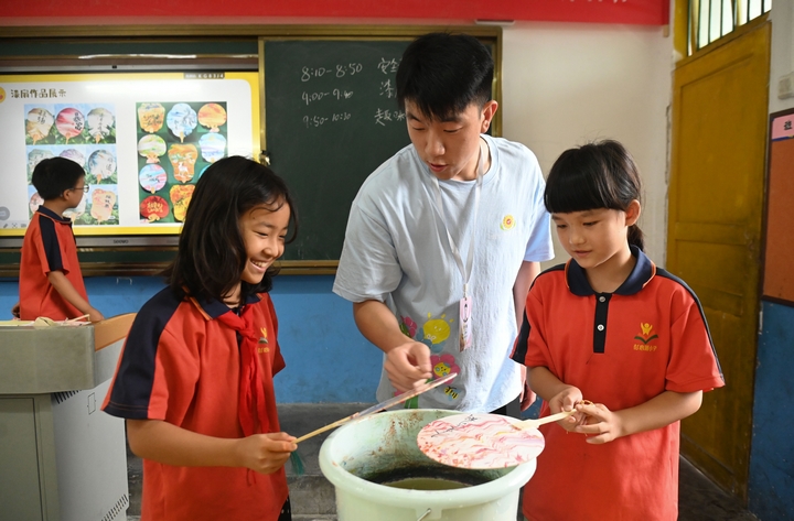 貴州松桃：暑期志愿服務為鄉村孩子編織“七彩假期”。