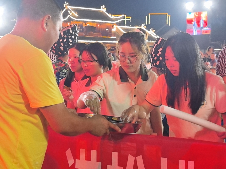 貴州松桃:“農(nóng)耘逐夢”小分隊與苗鄉(xiāng)共赴振興之約。