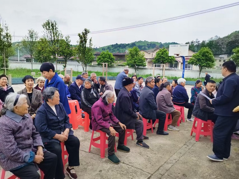 村民參與壩壩會。