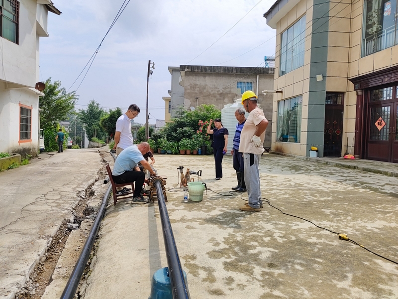 實施農村供水保障工程中。