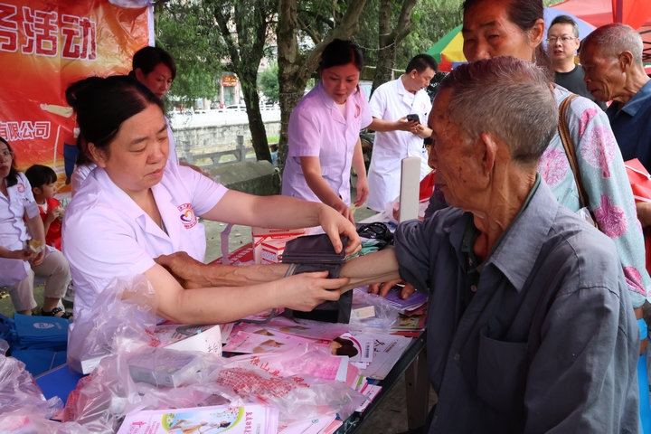 貴州獨山：“志愿服務”進大集 便民服務暖人心。