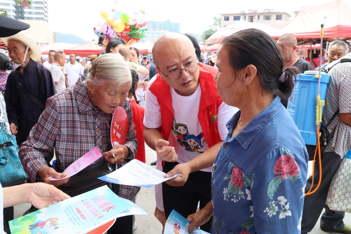 貴州獨山：“志愿服務”進大集 便民服務暖人心。