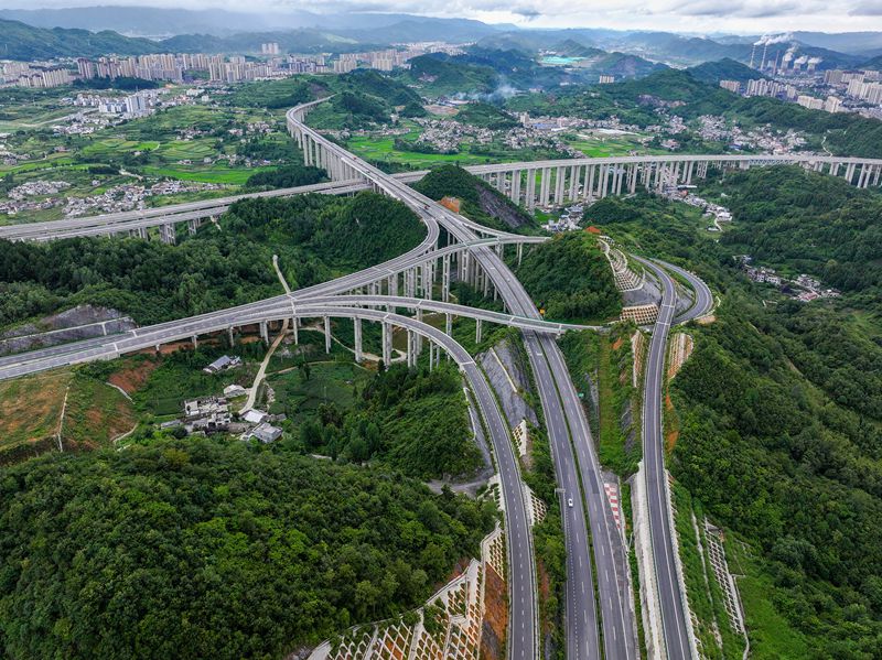 貴州省畢節市金沙縣境內，筑蓉高速公路與杭瑞高速公路穿越田園，壯美如畫，助推帶動沿線鄉村振興。