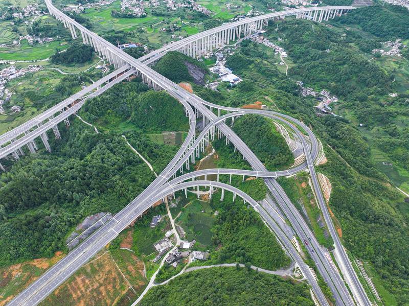 貴州省畢節市金沙縣境內，筑蓉高速公路與杭瑞高速公路穿越田園，壯美如畫，助推帶動沿線鄉村振興。