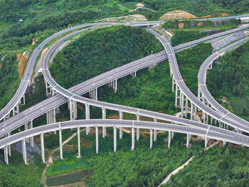 貴州省畢節(jié)市金沙縣境內(nèi)，筑蓉高速公路與杭瑞高速公路穿越田園，壯美如畫，助推帶動沿線鄉(xiāng)村振興。