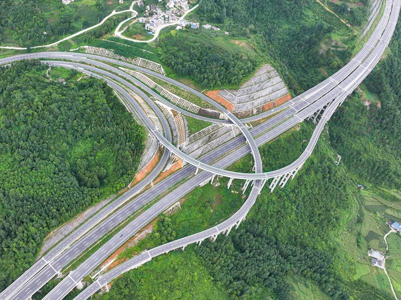貴州省畢節市金沙縣境內，筑蓉高速公路與杭瑞高速公路穿越田園，壯美如畫，助推帶動沿線鄉村振興。