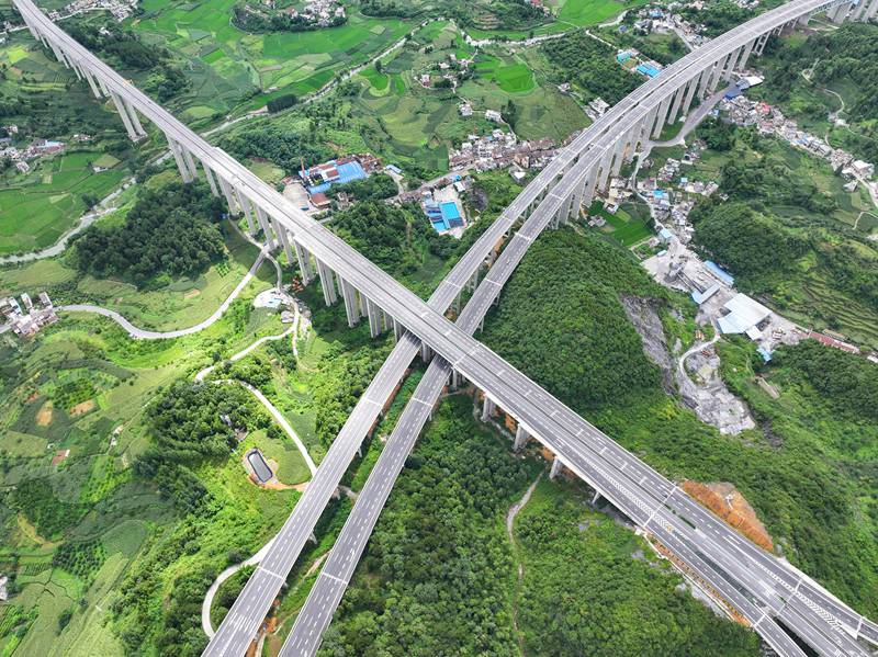 貴州省畢節市金沙縣境內，筑蓉高速公路與杭瑞高速公路穿越田園，壯美如畫，助推帶動沿線鄉村振興。