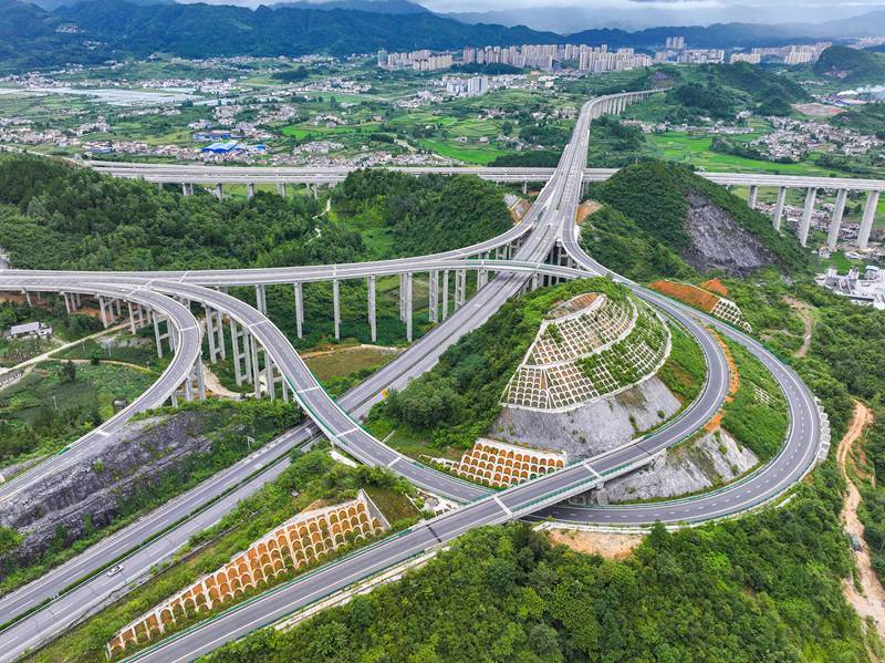 貴州省畢節市金沙縣境內，筑蓉高速公路與杭瑞高速公路穿越田園，壯美如畫，助推帶動沿線鄉村振興。