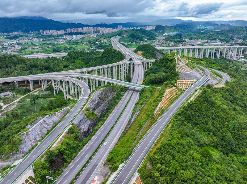 貴州省畢節市金沙縣境內，筑蓉高速公路與杭瑞高速公路穿越田園，壯美如畫，助推帶動沿線鄉村振興。