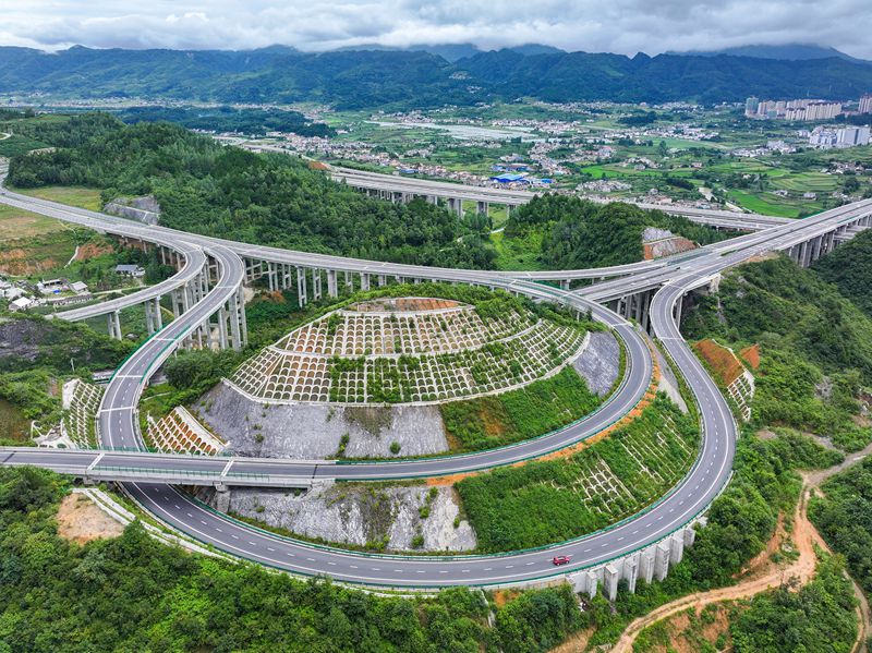 貴州省畢節(jié)市金沙縣境內(nèi)，筑蓉高速公路與杭瑞高速公路穿越田園，壯美如畫，助推帶動沿線鄉(xiāng)村振興。