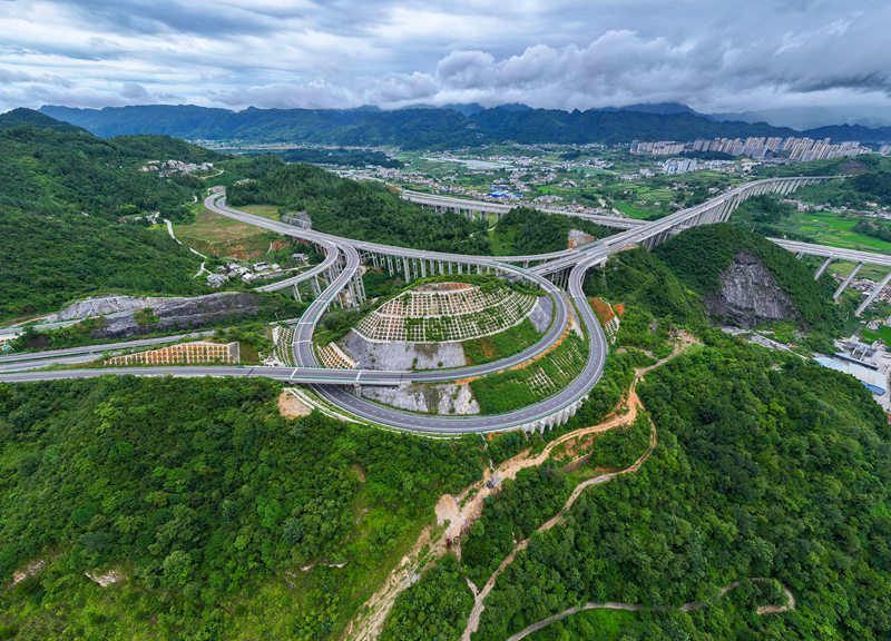 貴州省畢節市金沙縣境內，筑蓉高速公路與杭瑞高速公路穿越田園，壯美如畫，助推帶動沿線鄉村振興。