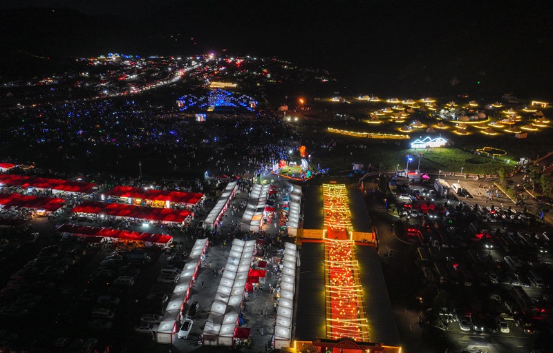 赫章縣彝族火把節現場。